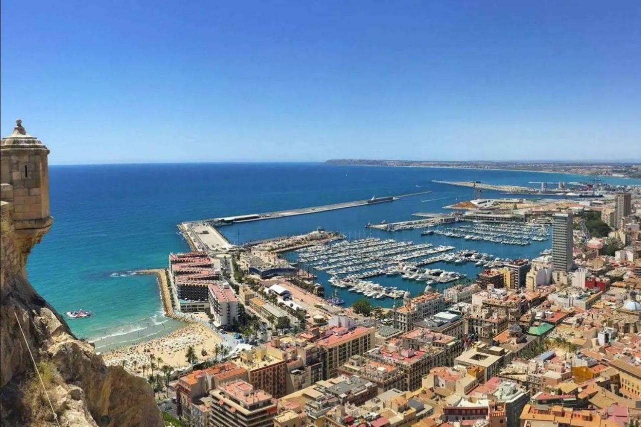 Atico Con Terraza En El Centro De Alicante Apartman Kültér fotó